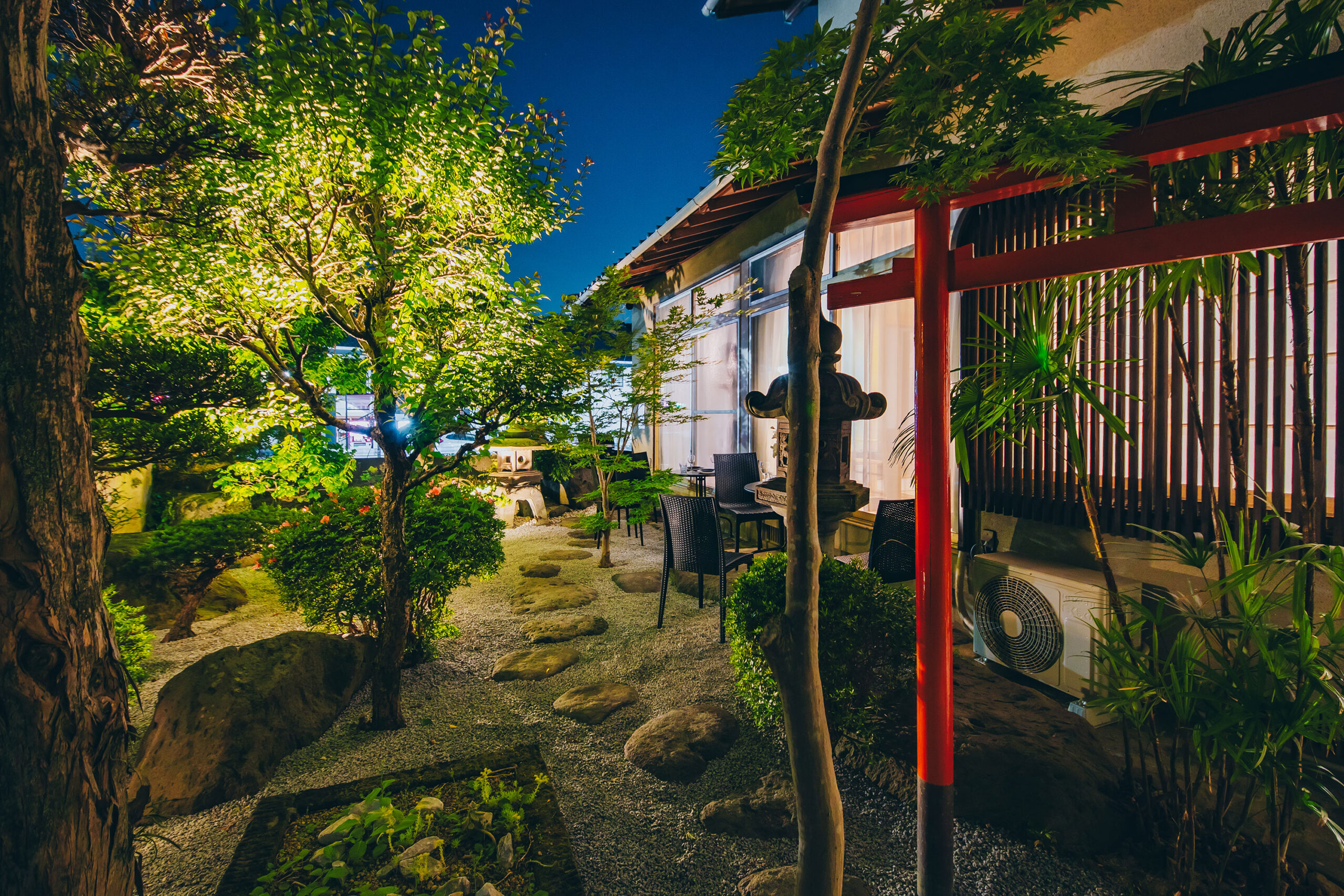 夜はライトアップされる庭園