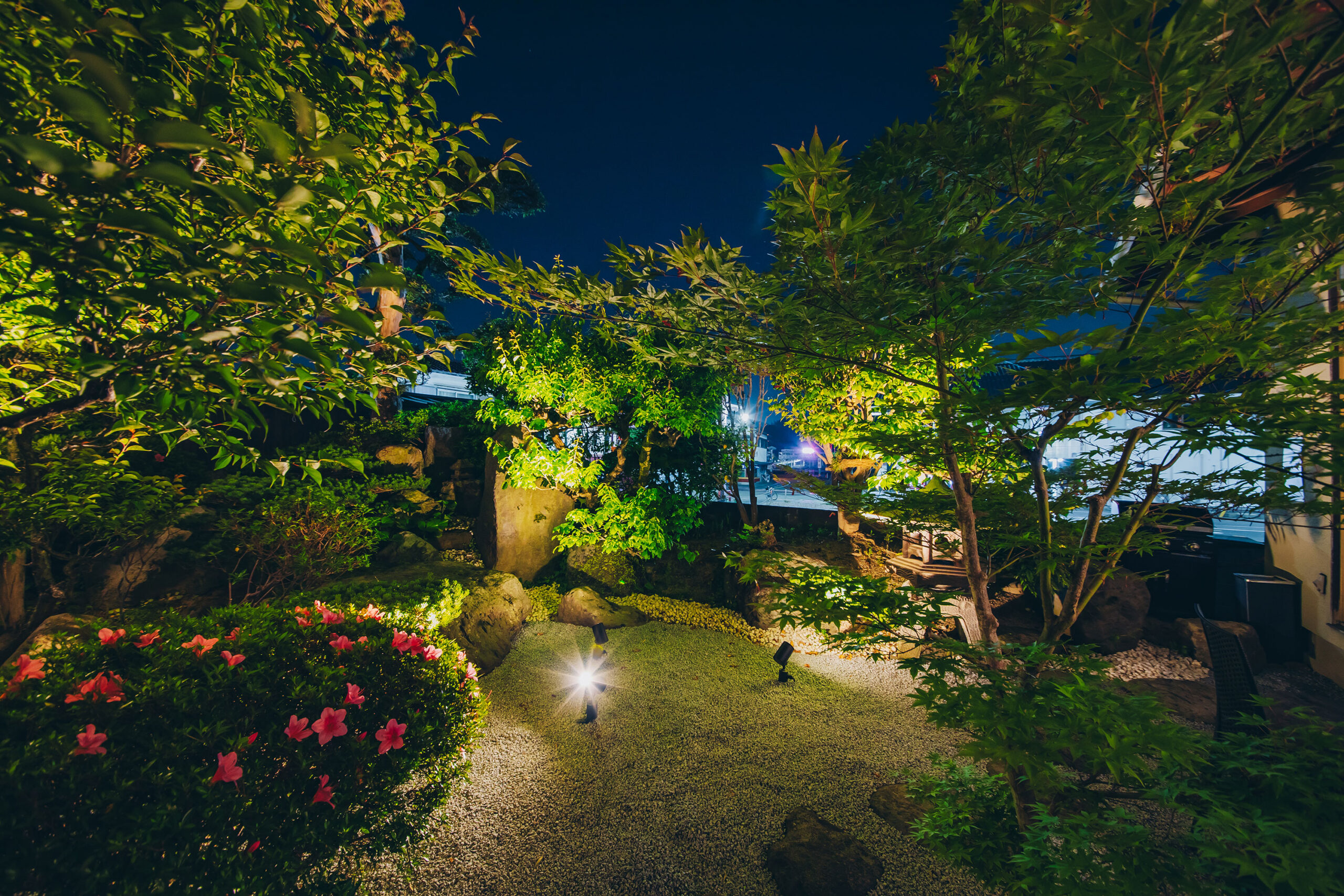 夜はライトアップされる庭園