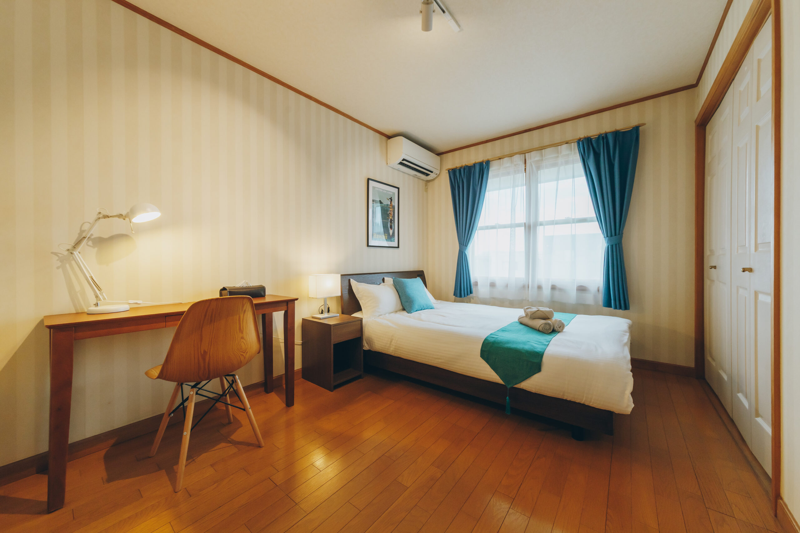 ダブルベッドでゆったり休める寝室