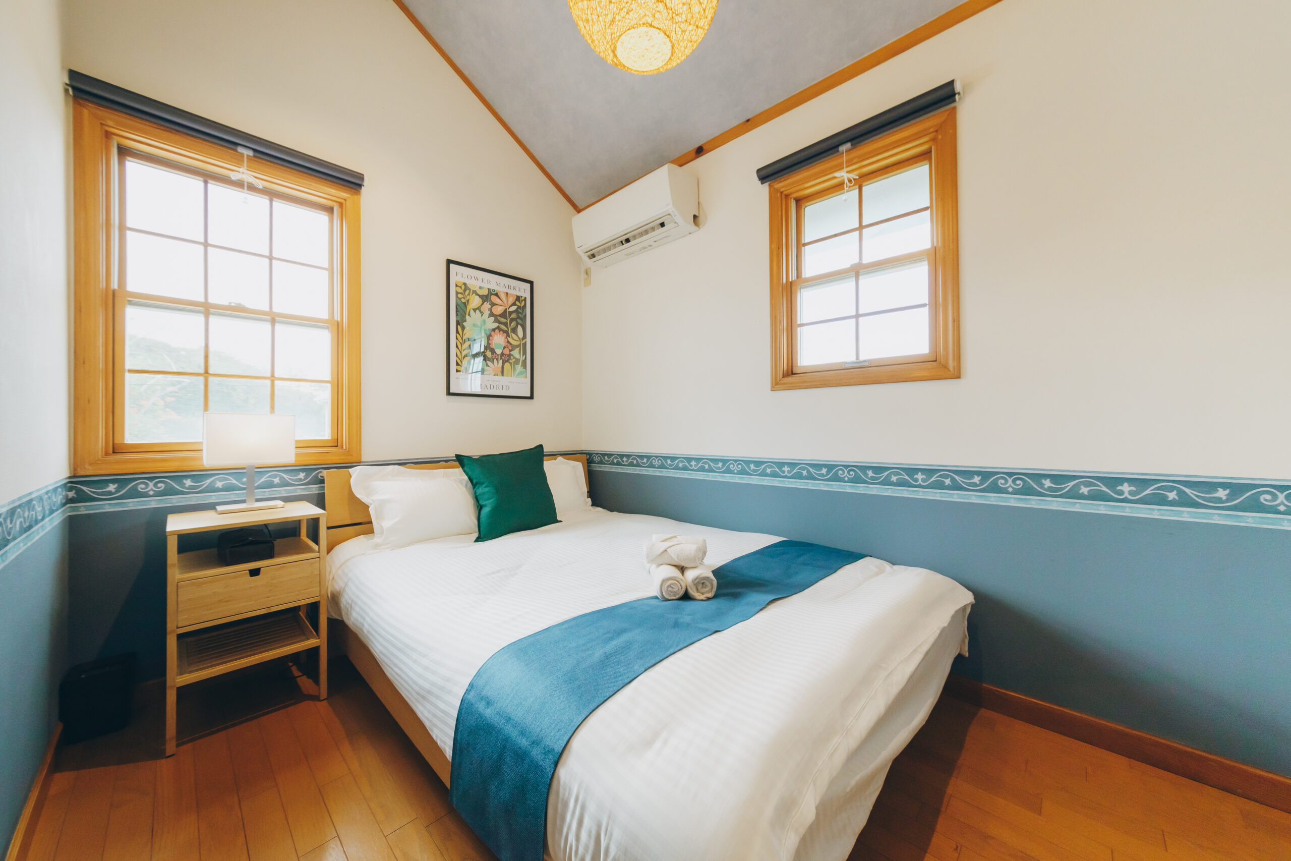 ダブルベッドでゆったり休める寝室