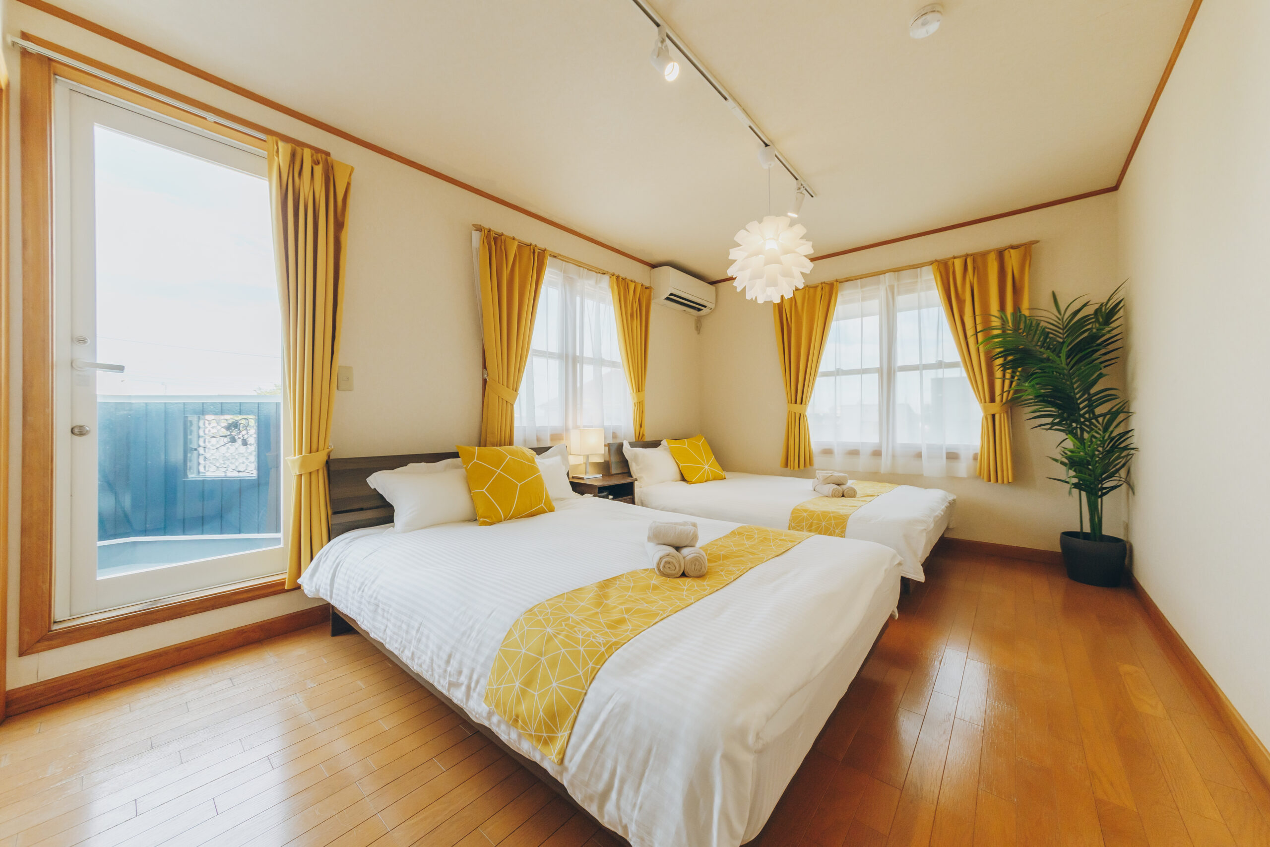 ダブルベッドでゆったり休める寝室