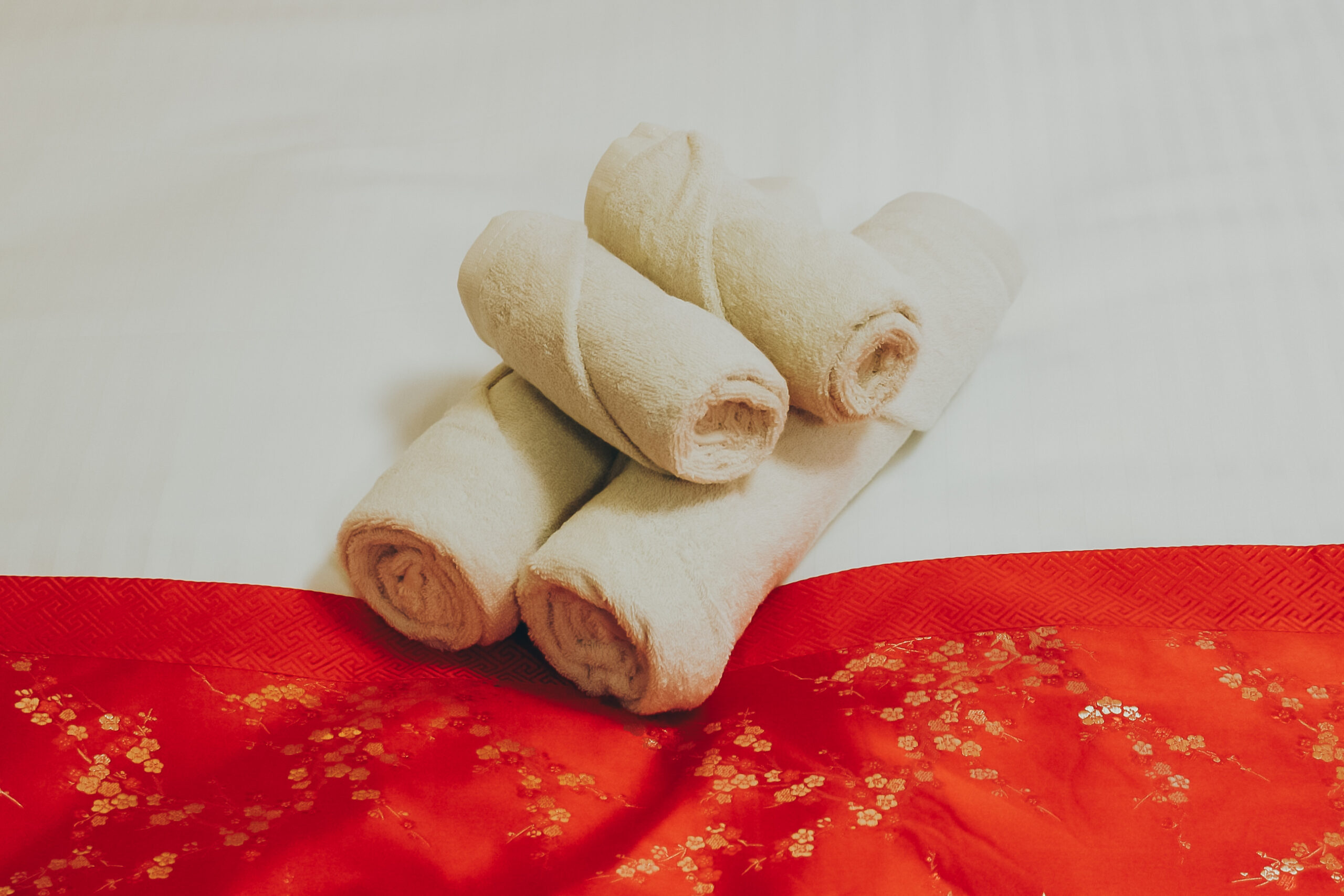 ゆったりと旅の疲れを癒す寝室