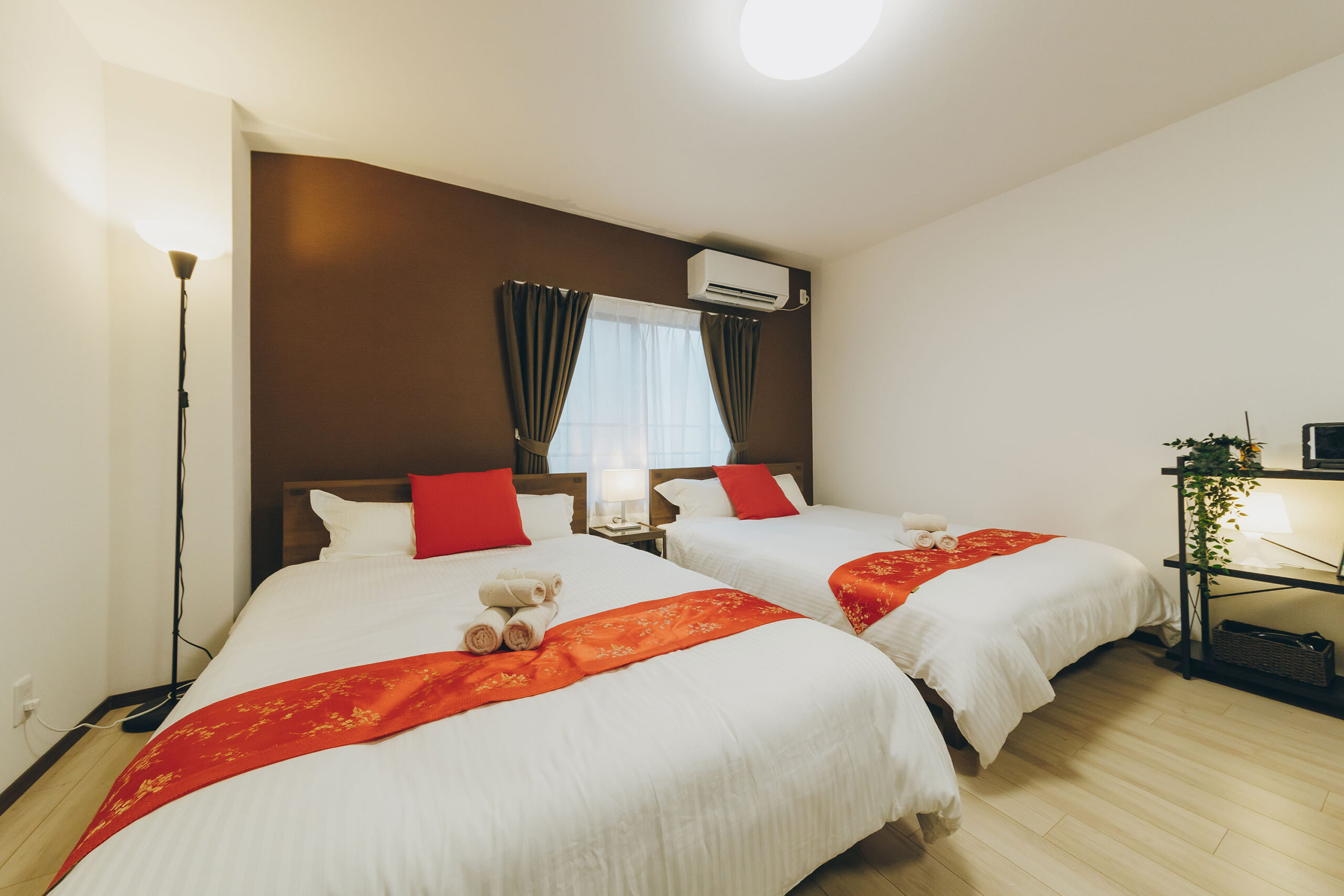 ゆったりと旅の疲れを癒す寝室