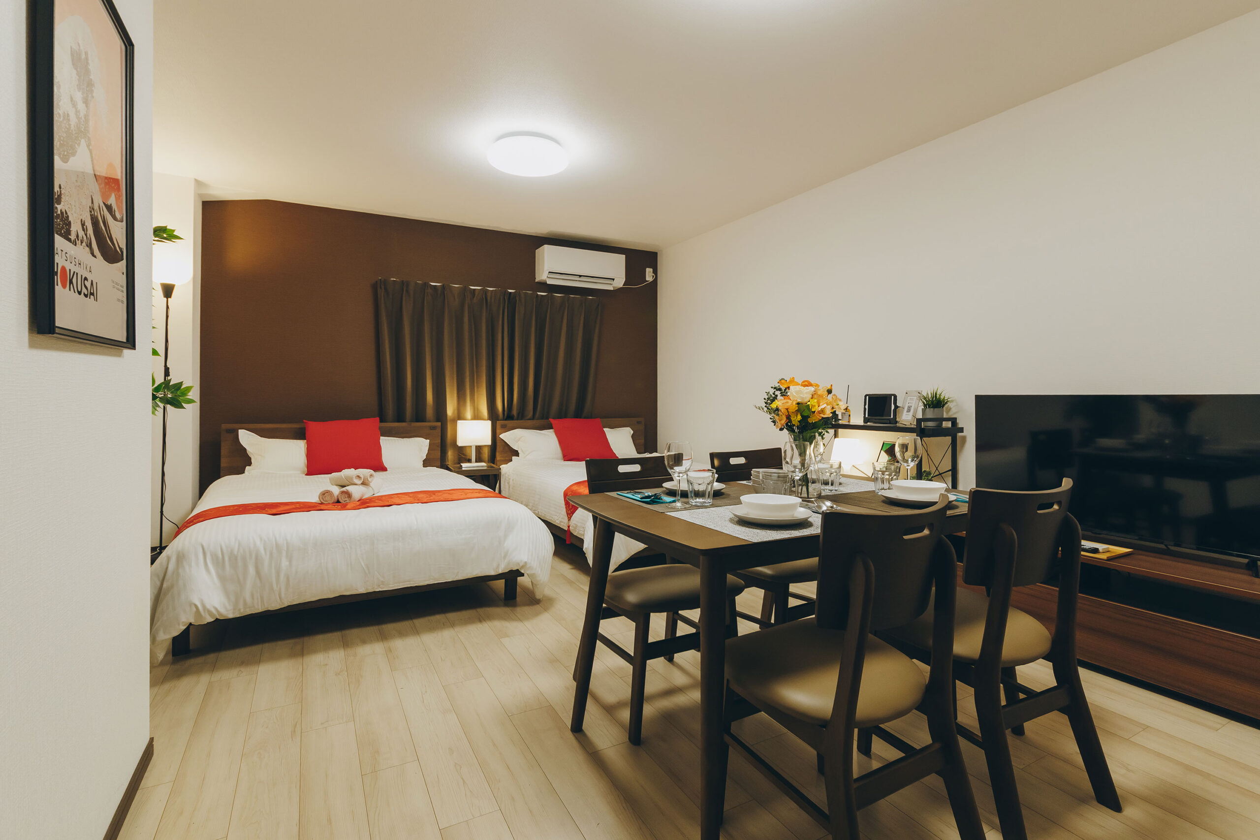 夜は落ち着いた雰囲気に。