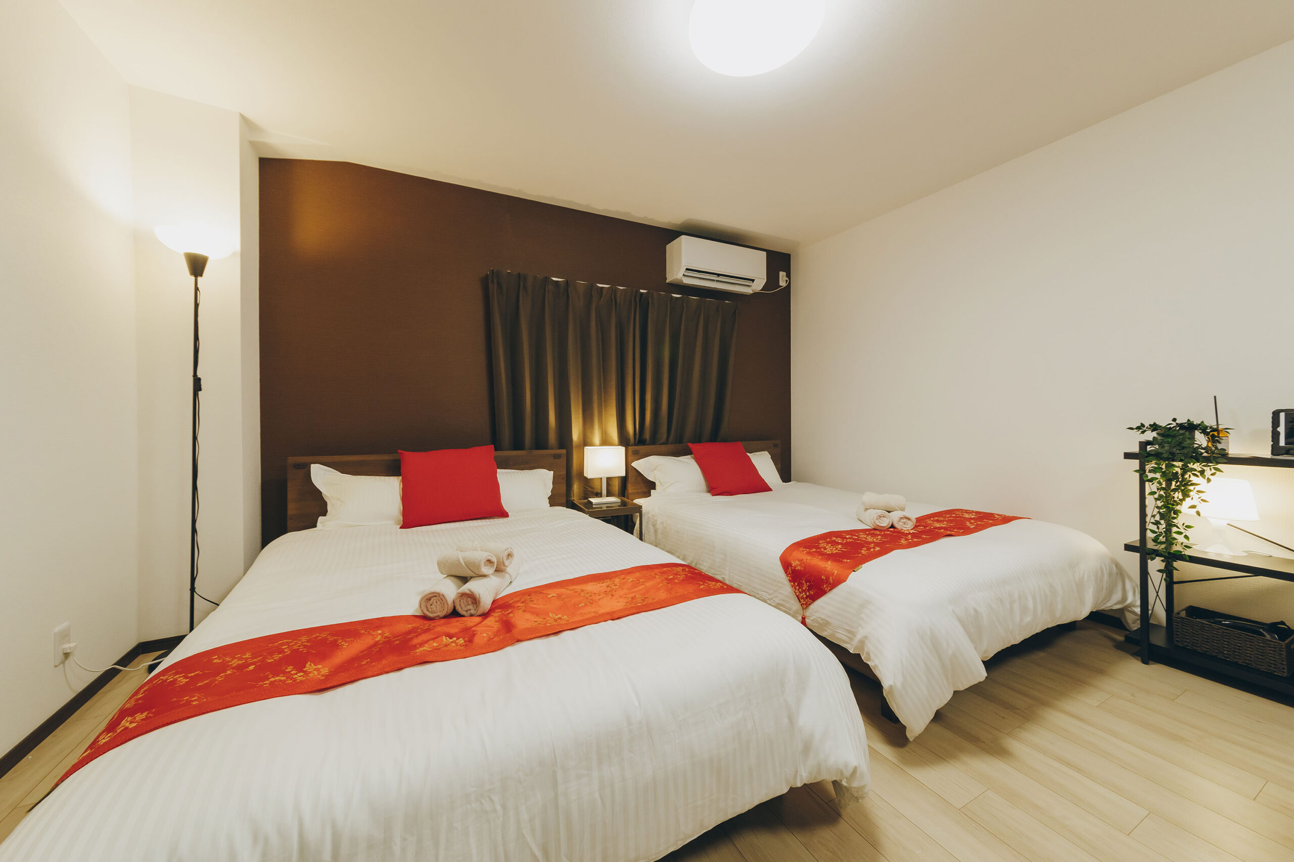 夜は落ち着いた雰囲気に。